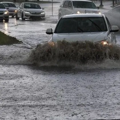 Мощна буря удари Гърция! Стена рухна върху кола