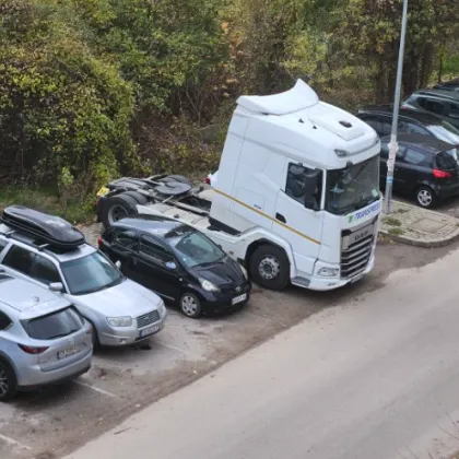 Снимка на тежкотоварен влекач паркиран между блоковете в ж к Сухата