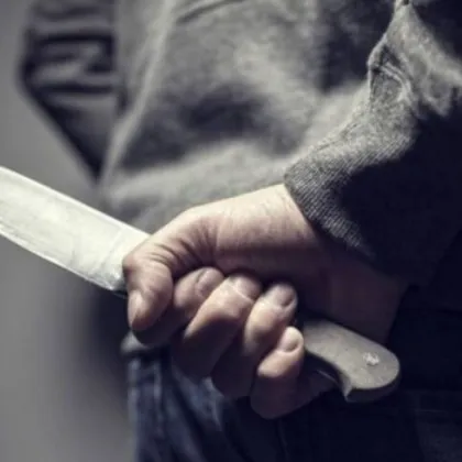 Пред очите детенцето ѝ: Намушкаха 15 пъти млада майка, издъхна