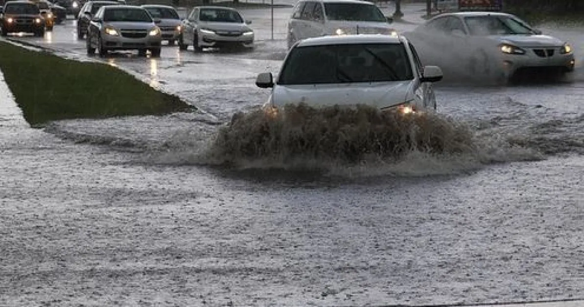 Мощна буря удари Гърция! Стена рухна върху кола