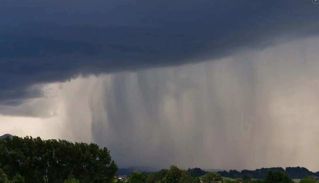 Обявиха оранжев и жълт код за опасно време във вторник КАРТА