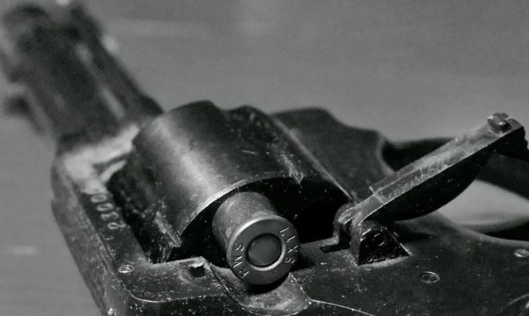 Откриха мъж в безпомощно състояние, намериха оръжие  в дома му