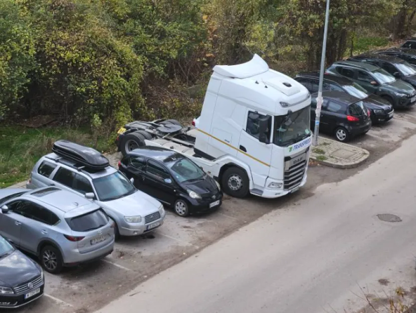 Паркиран пред блок влекач предизвика бурна дискусия СНИМКА