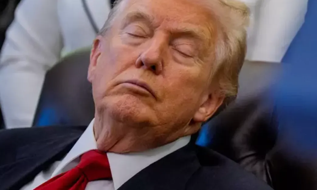 Тръмп заспа по време на важна среща. Белият дом отговори