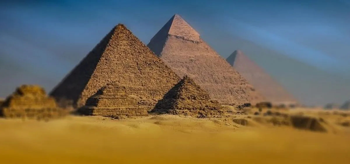 Туристи опитаха да се снимат голи край Хеопсовата пирамида