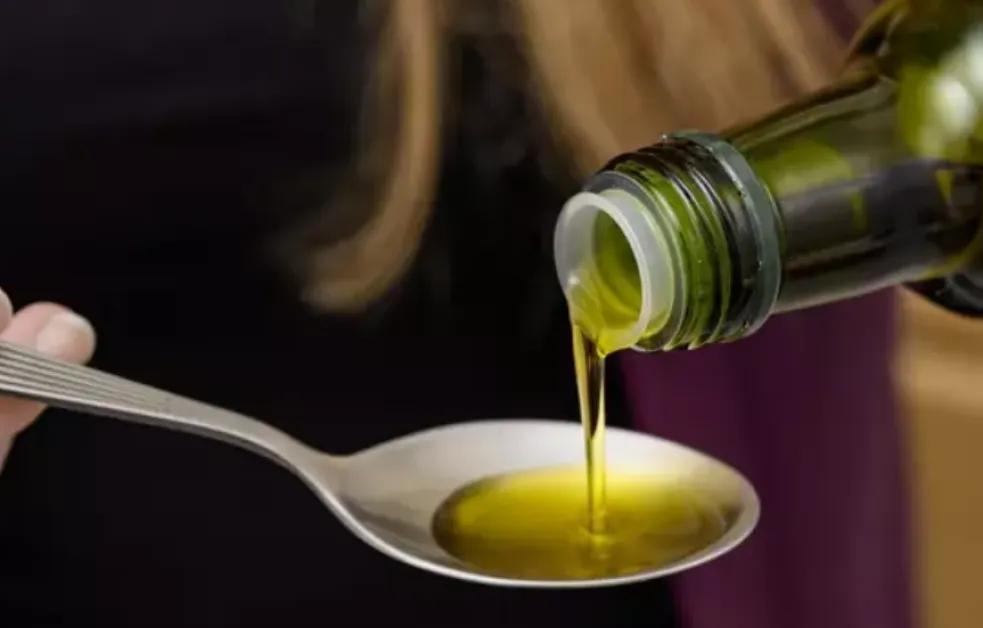 Жена пи по две лъжици зехтин всеки ден в продължение на две седмици – ето какво се случи