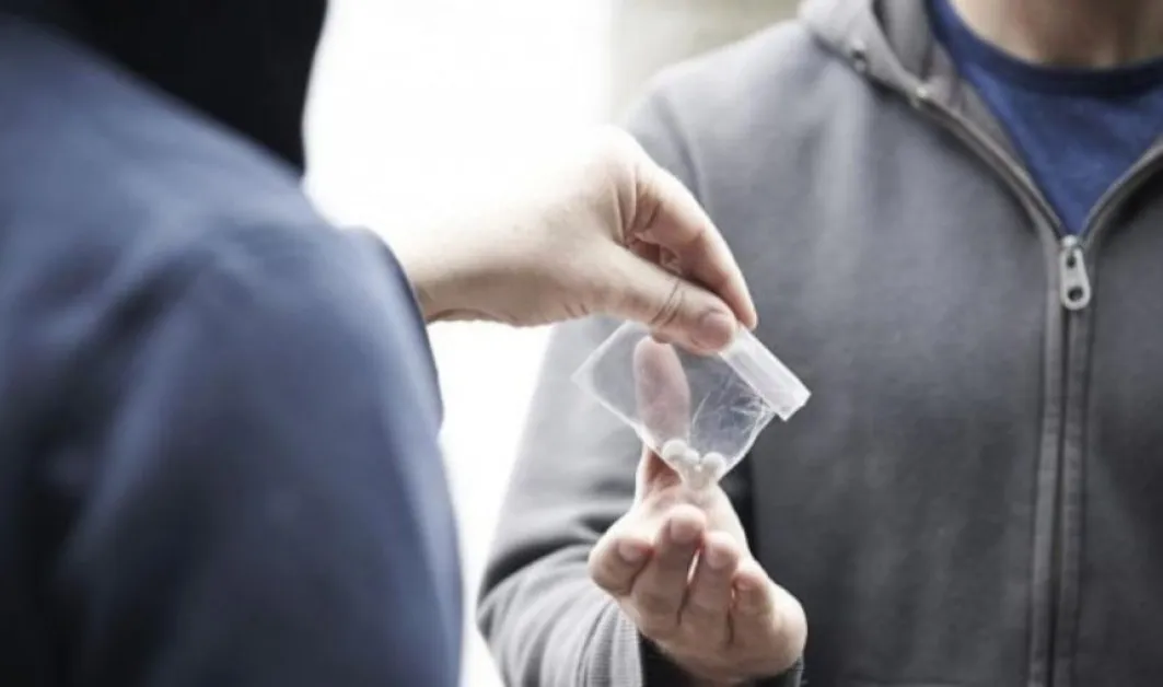 16-годишен дилър печелел по 1000 лв. на ден, продавайки дрога в училища