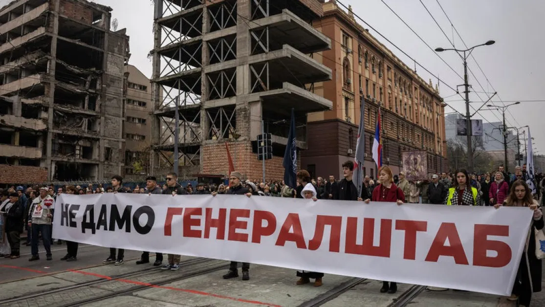 Белград кипи: хиляди сърби защитават сградата, бомбардирана от НАТО