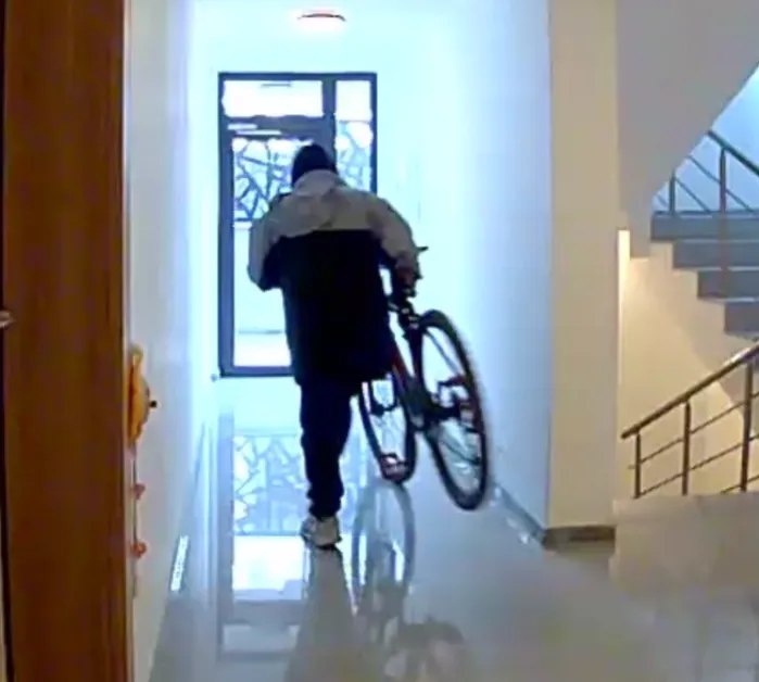 Дръзка кражба! Мъж задигна колело посред бял ден СНИМКИ