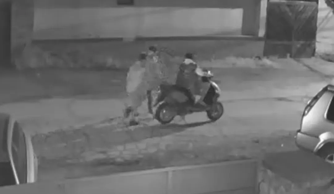 Камера улови трима младежи в нагла среднощна кражба ВИДЕО