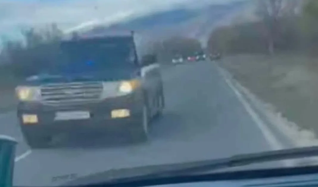 Кортеж с джипове на НСО профуча в насрещното на пътя Пловдив - Карлово ВИДЕО