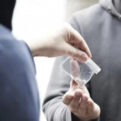 Задържаха 16 годишен младеж разпространявал наркотици в училищата в Горна Оряховица