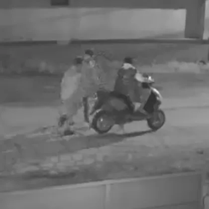 Камера улови трима младежи в нагла среднощна кражба ВИДЕО