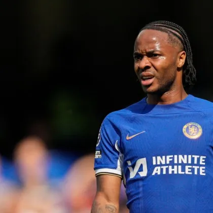 Маскирани опитаха да нахлуят в дома на Стърлинг, докато бил вътре с децата си