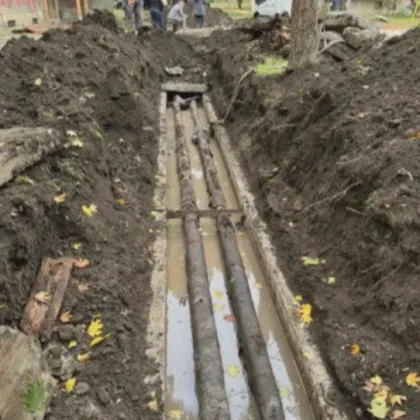 „Живеем като в сауна" – жители на „Гео Милев" се борят с постоянен теч от топлопровод