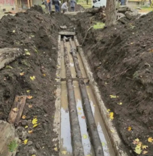 „Живеем като в сауна" – жители на „Гео Милев" се борят с постоянен теч от топлопровод