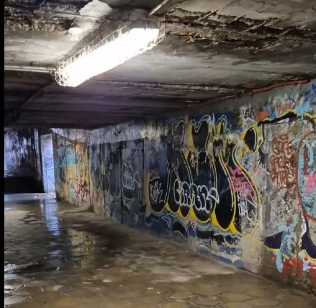 Декор от кървав филм на ужасите? Не, това е просто подлез в България ВИДЕО+СНИМКИ