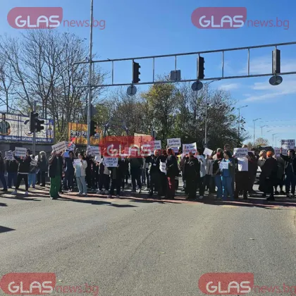 Със скандирания Искаме си директора и плакати Д р Генев е