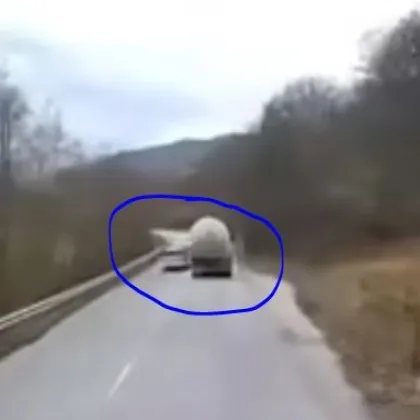 Опасно изпреварване: Шофьор спря, за да избегне челен сблъсък ВИДЕО