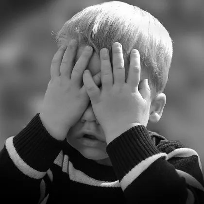 Родители заключили 3-годишното си дете в чекмедже, вярвайки, че е демон