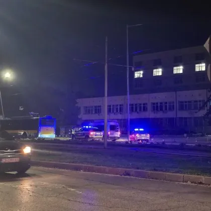 Смърт зад волана: електробус се заби в стълб в центъра на София