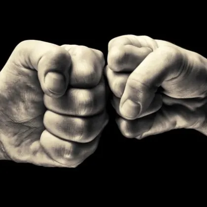 Задържаха двама, пребили мъж пред заведение в София