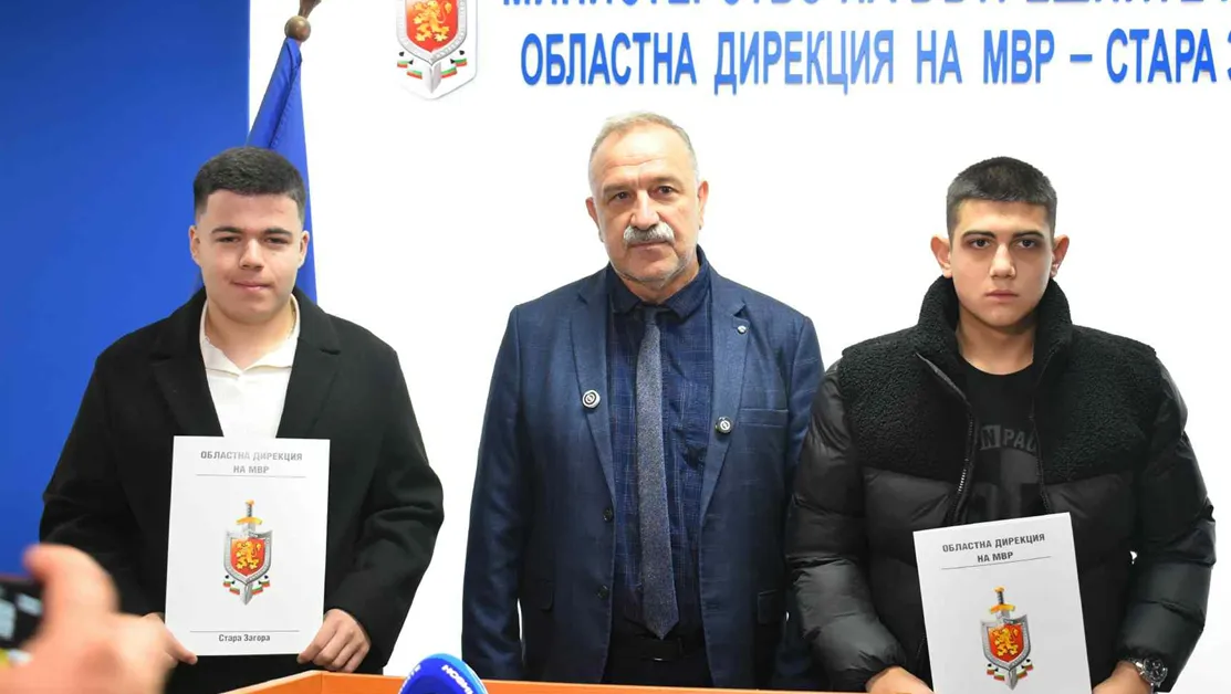 Намериха 4500 лв. и ги върнаха - достойна постъпка на двама ученици от Казанлък