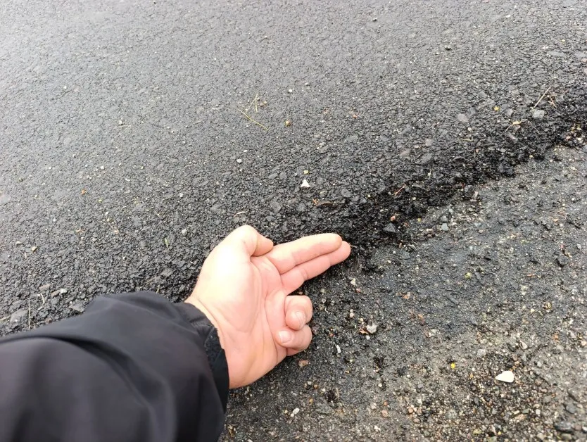 Нов асфалт, стари проблеми – път се руши само месец след ремонт СНИМКИ