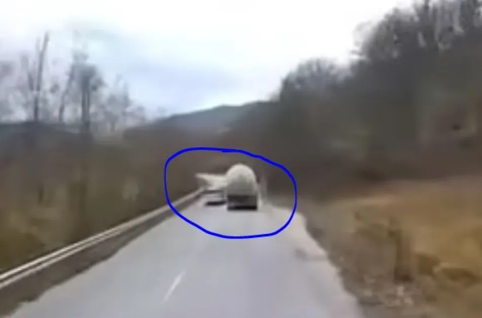 Опасно изпреварване: Шофьор спря, за да избегне челен сблъсък ВИДЕО