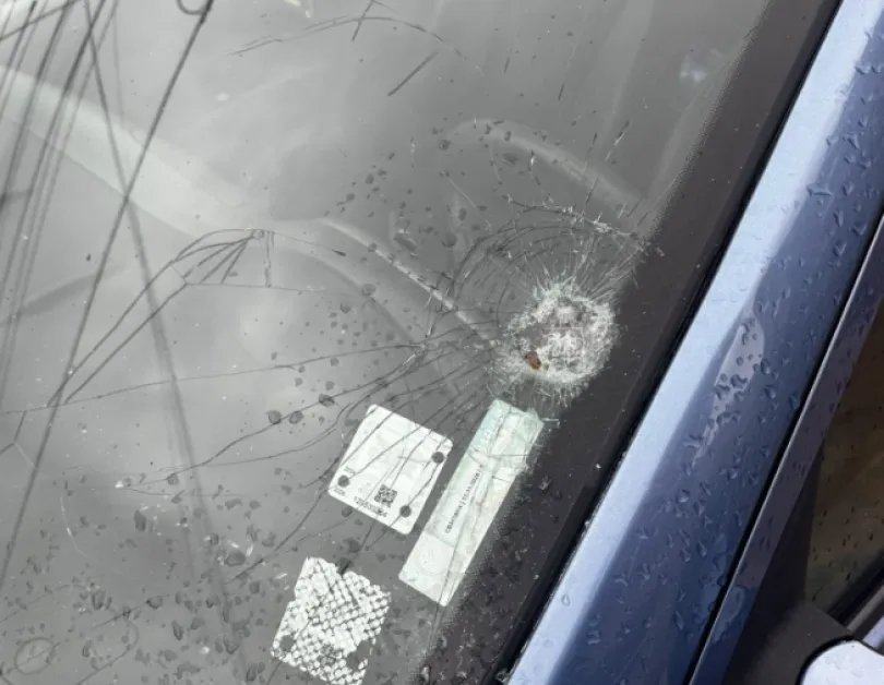 Счупиха с бирена бутилка предното стъкло на кола в София СНИМКИ