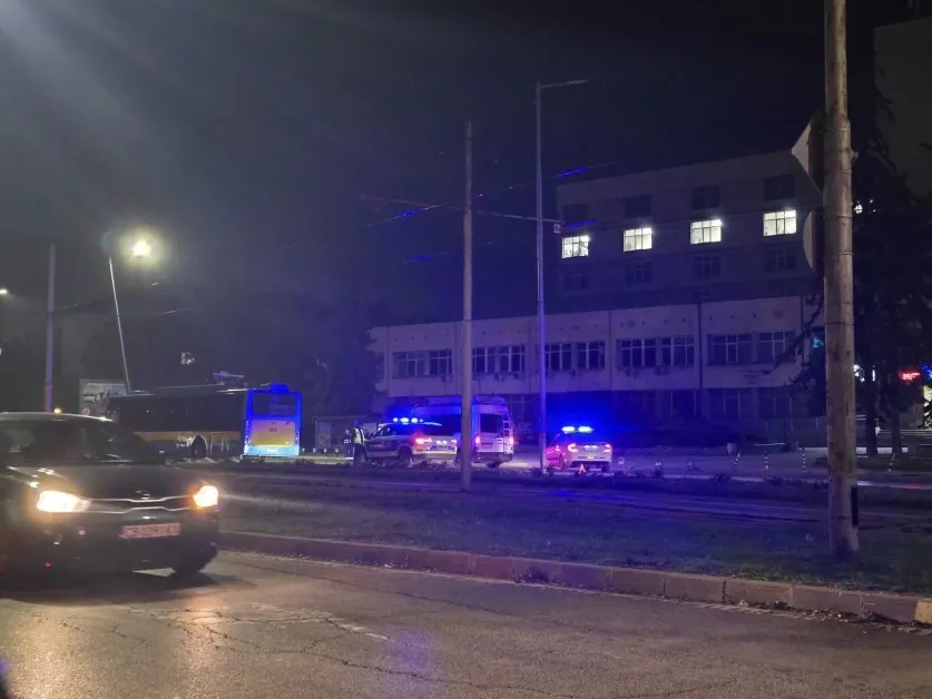 Смърт зад волана: електробус се заби в стълб в центъра на София