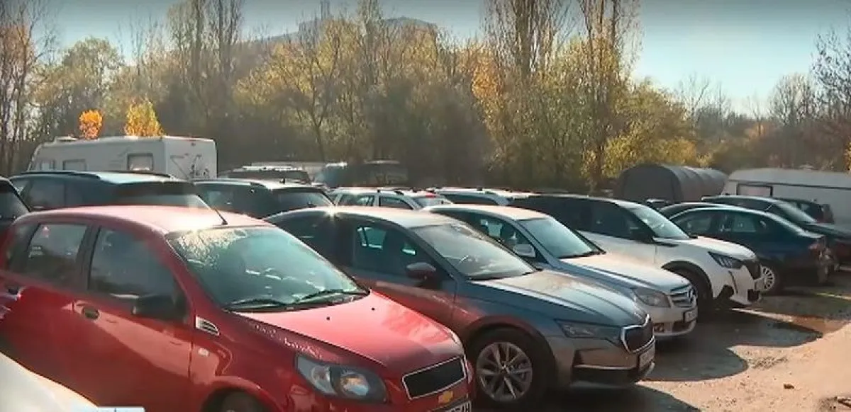 Задигнаха бус на Иван и Андрей от платен паркинг в София