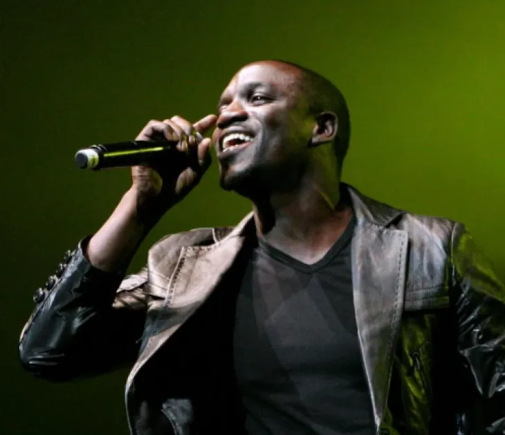 Арестуваха певеца Ейкън