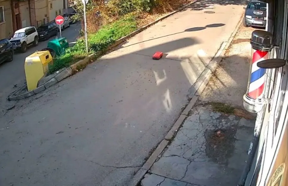 Червен куфар изпадна от кола и се паркира насред улицата – кой го изгуби? ВИДЕО