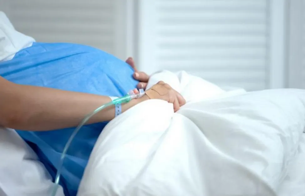 Лекари от три болници спасиха родилка и бебето ѝ