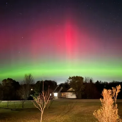 Интензивната слънчева буря която предизвика ярки полярни сияния по света