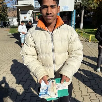 В Деня на доброто: Деветокласник откри портмоне с много пари, не разочарова СНИМКА