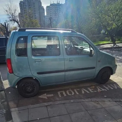 Водач на малък автомобил успя да възмути десетки сливналии със