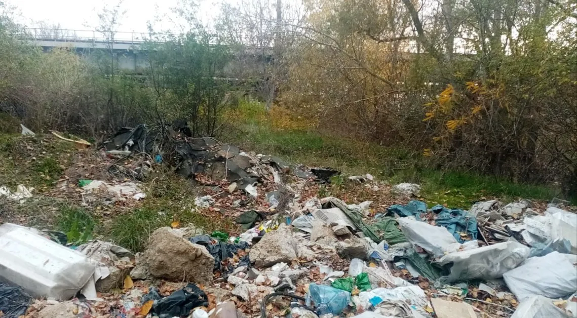 Незаконно сметище се появи край река в Плевенско СНИМКИ