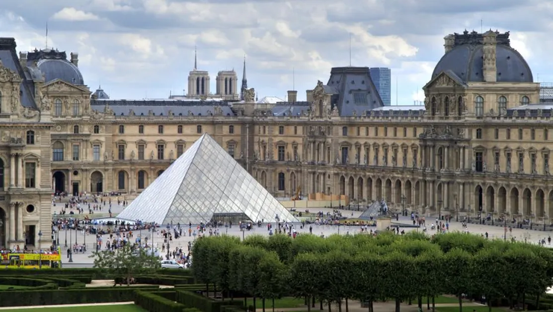 Пуснаха под съдебен надзор участник в дръзкия обир в Лувъра