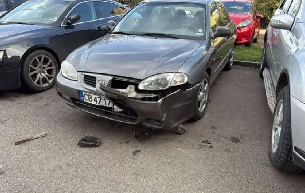 Шофьор откри колата си с щети, ще поеме ли виновният отговорност? СНИМКА