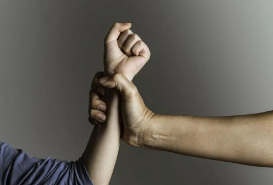 "Ще заколя първо теб и детето, а после и себе си": Мъж преби и заплаши жена си