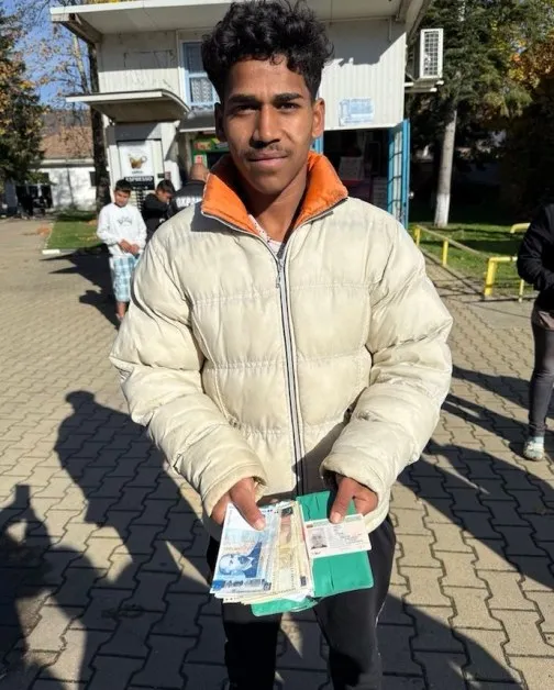 В Деня на доброто: Деветокласник откри портмоне с много пари, не разочарова СНИМКА