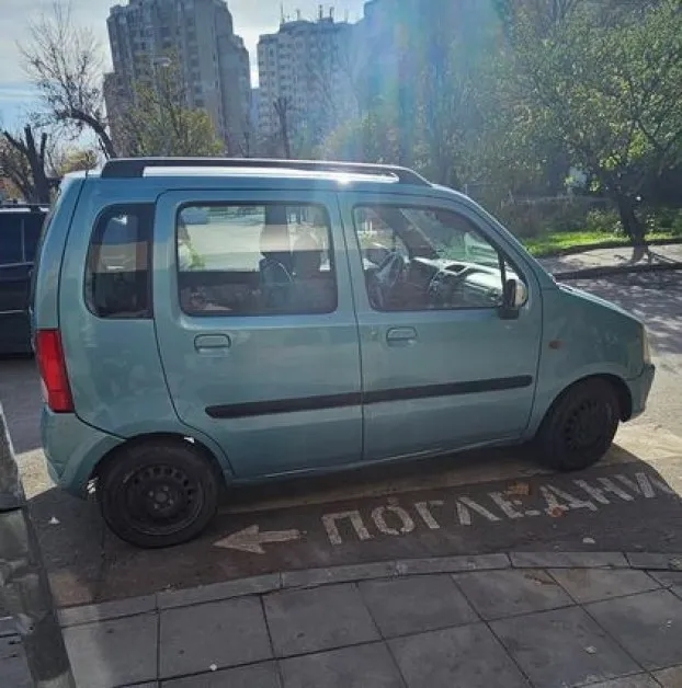 Водач с мъничка кола блесна с безумно паркиране СНИМКИ