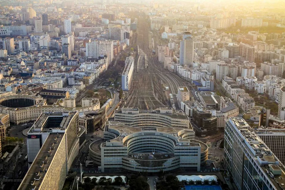 Евакуират гара в Париж заради мъж, самонаранил се с нож след изстрел на полицията