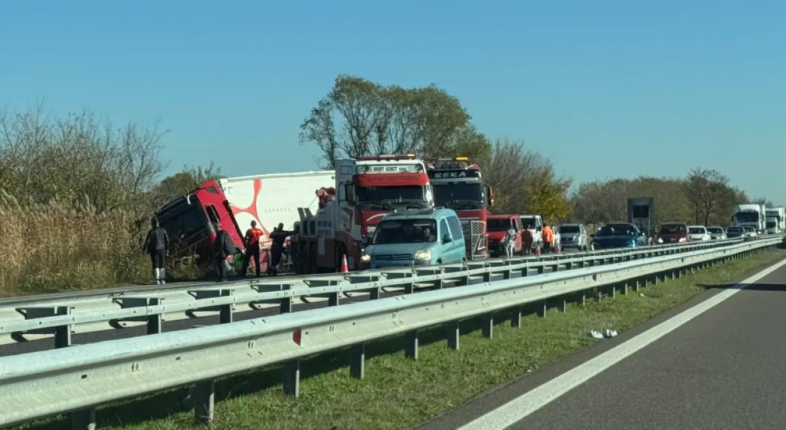 Инцидент с камион затруднява движението по "Тракия" СНИМКА