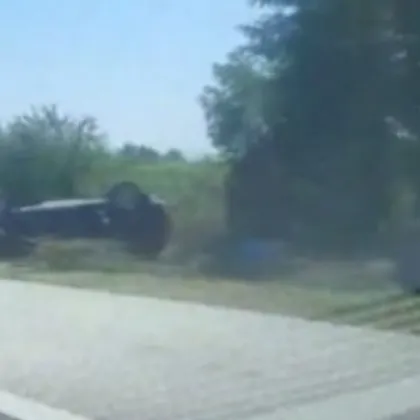 Млада шофьорка е без сериозни наранявания след като се преобърна