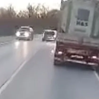 На таран: Комби с безумно изпреварване на завой ВИДЕО