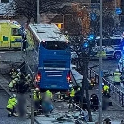 Няколко души загинаха след като автобус се блъсна в автобусна