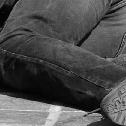 Дама алармира за мъж в притеснително състояние който може да